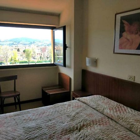 Columbus Urban Resort Firenze Bagian luar foto A room at the hotel