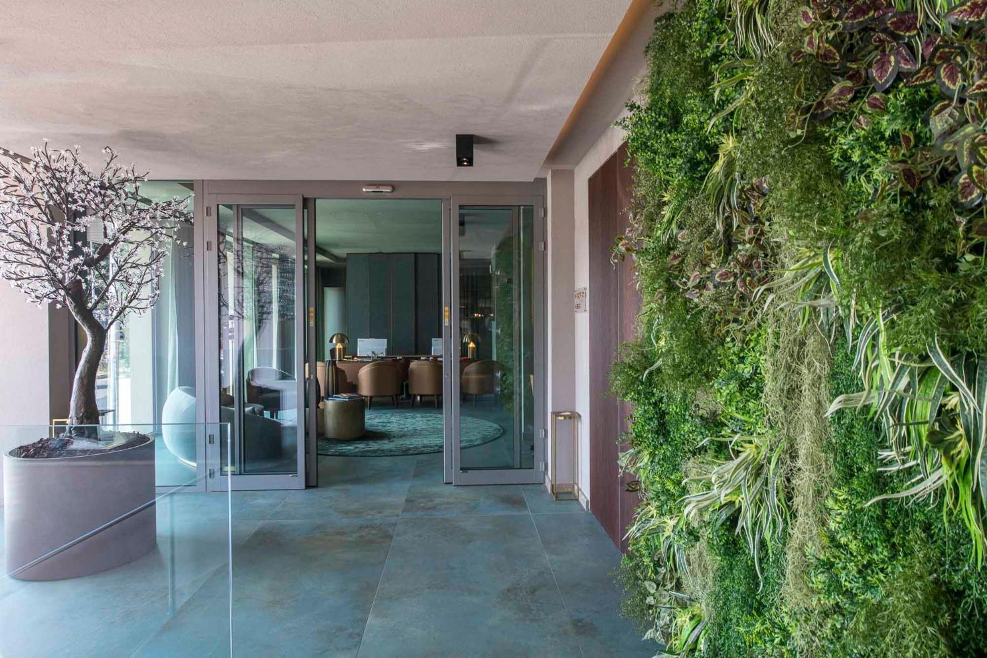 Columbus Urban Resort Firenze Bagian luar foto Living wall in a residential building