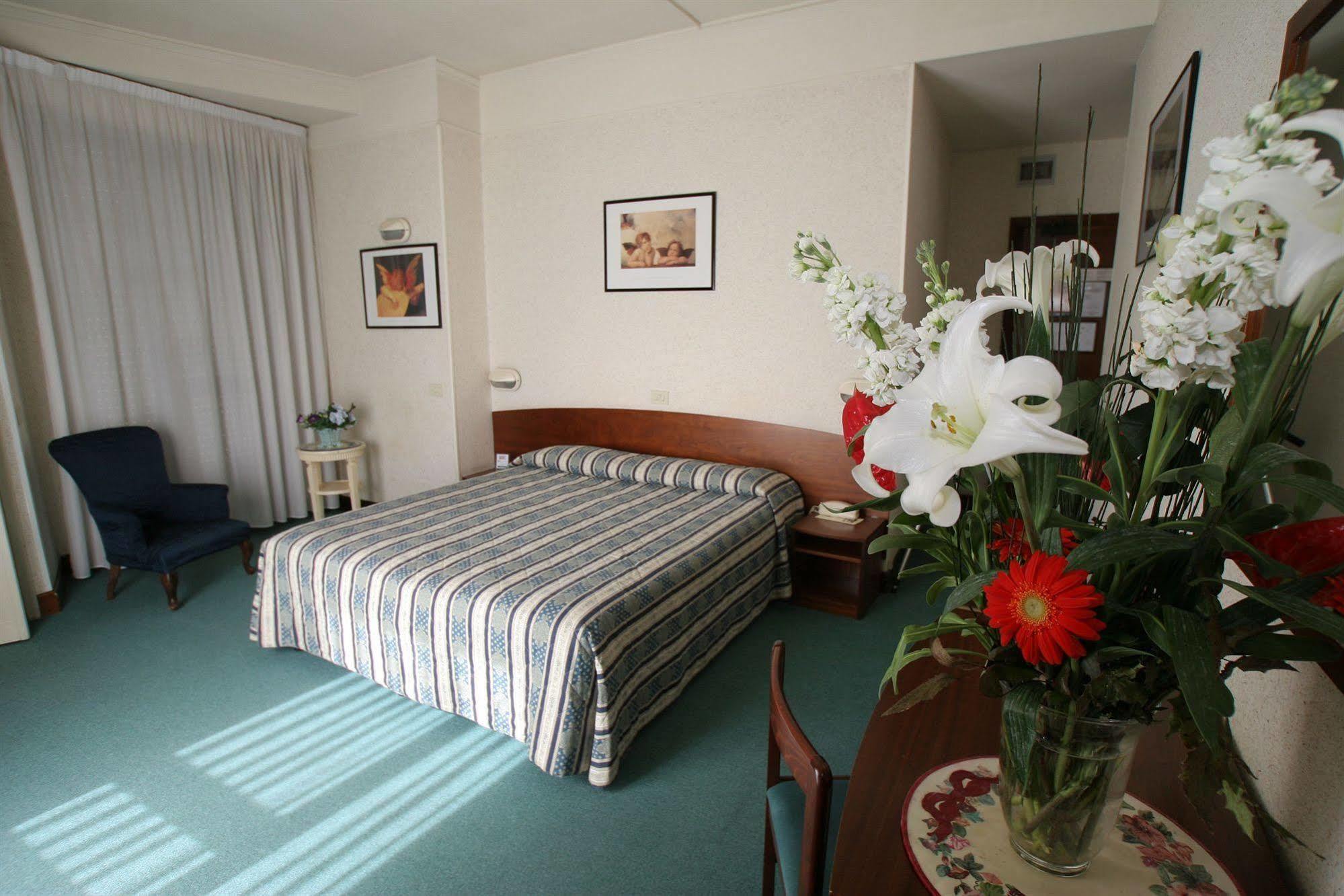 Columbus Urban Resort Firenze Bagian luar foto A room at the hotel
