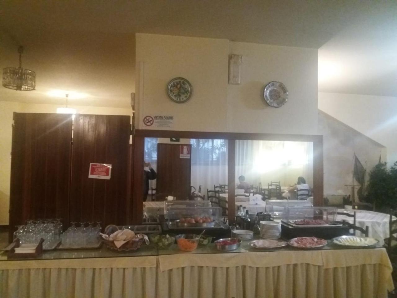 Columbus Urban Resort Firenze Bagian luar foto A buffet in a restaurant