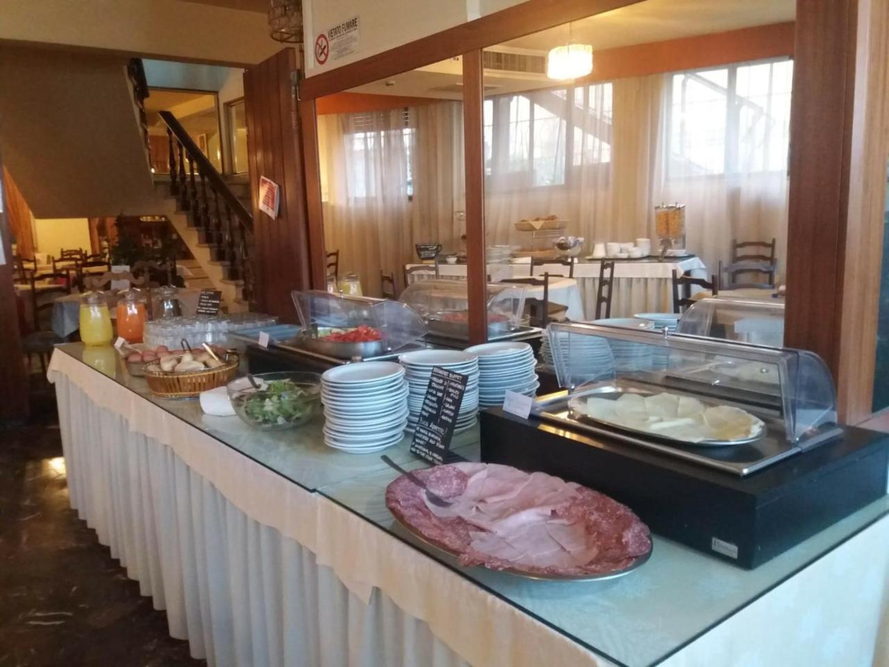 Columbus Urban Resort Firenze Bagian luar foto A buffet at a hotel