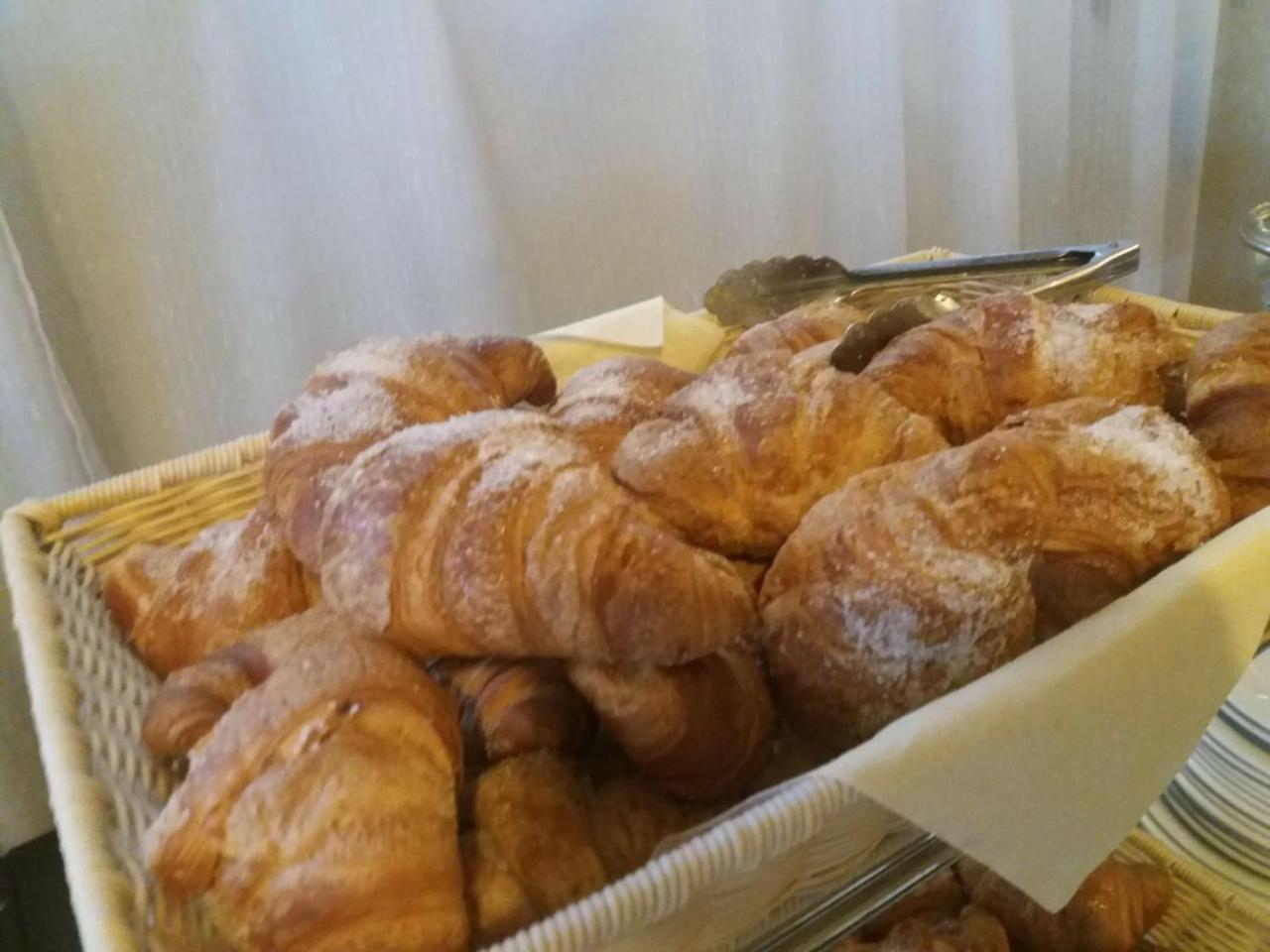 Columbus Urban Resort Firenze Bagian luar foto Croissants