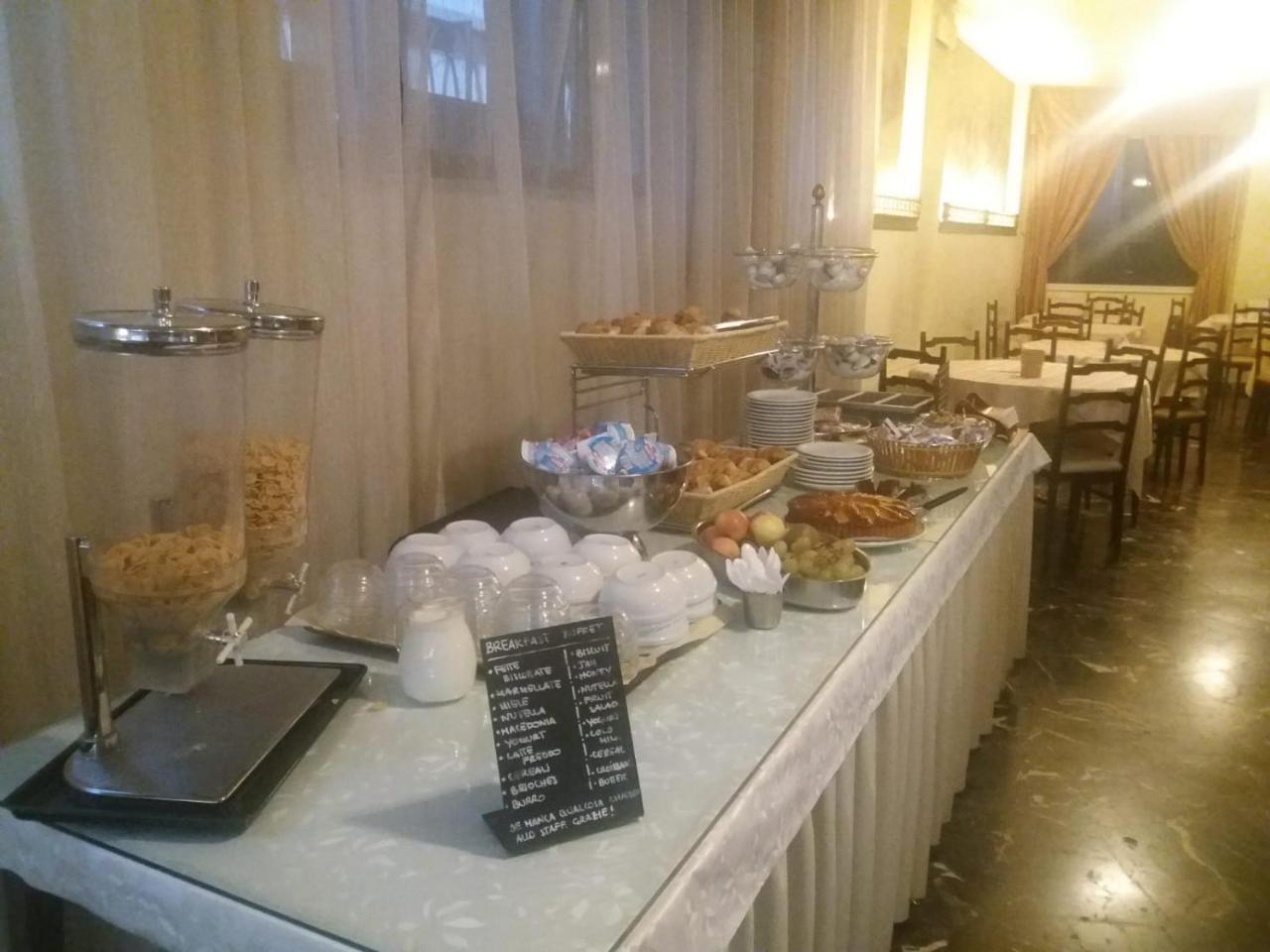 Columbus Urban Resort Firenze Bagian luar foto A buffet at a hotel