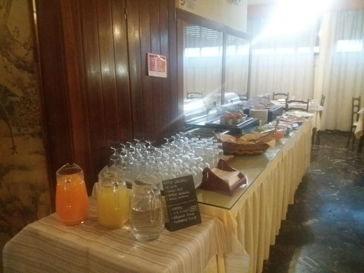 Columbus Urban Resort Firenze Bagian luar foto A buffet at a hotel